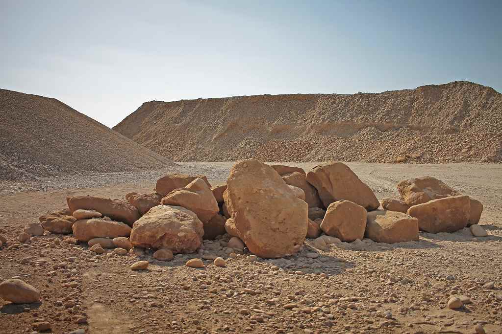 Una fotografía de un montículo de rocas en equilibrio en un desierto.