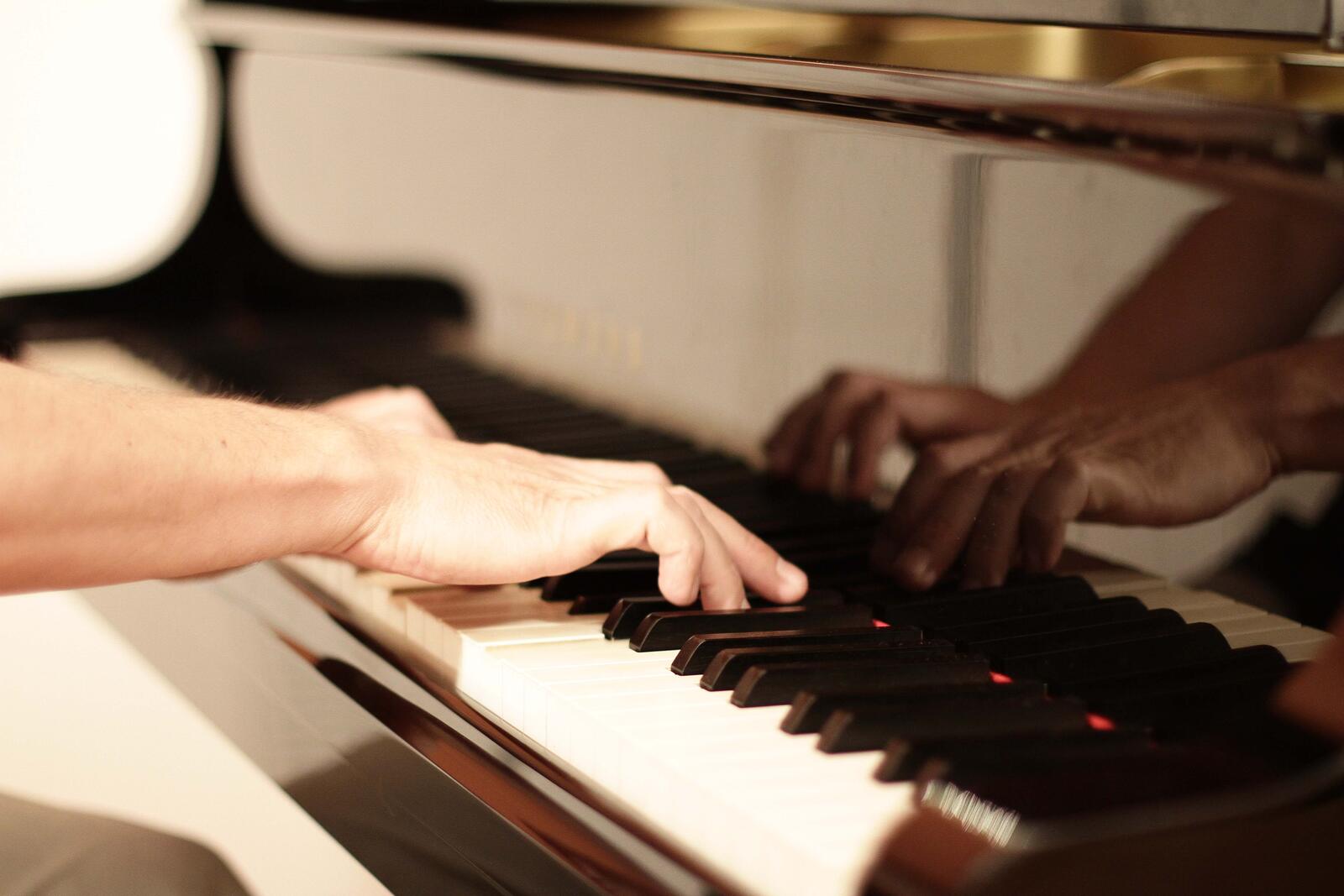 Manos tocando el piano