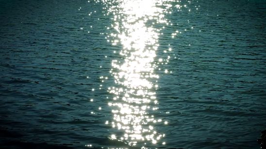 Estela del sol reflejada en el agua del mar.